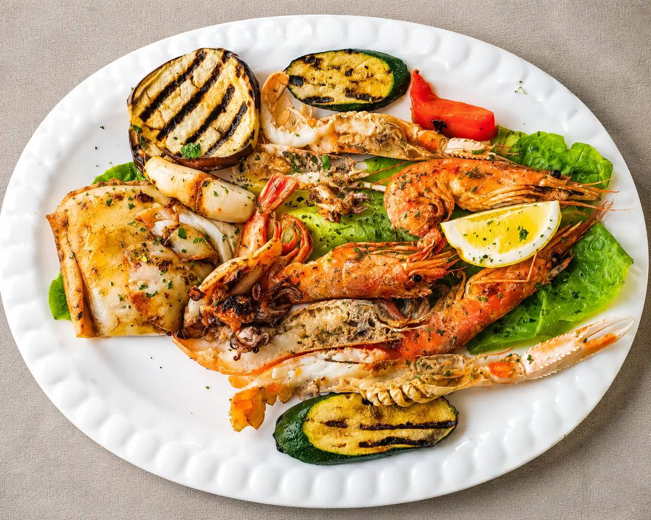 Grigliata mista di pesce con verdure servita nel piatto