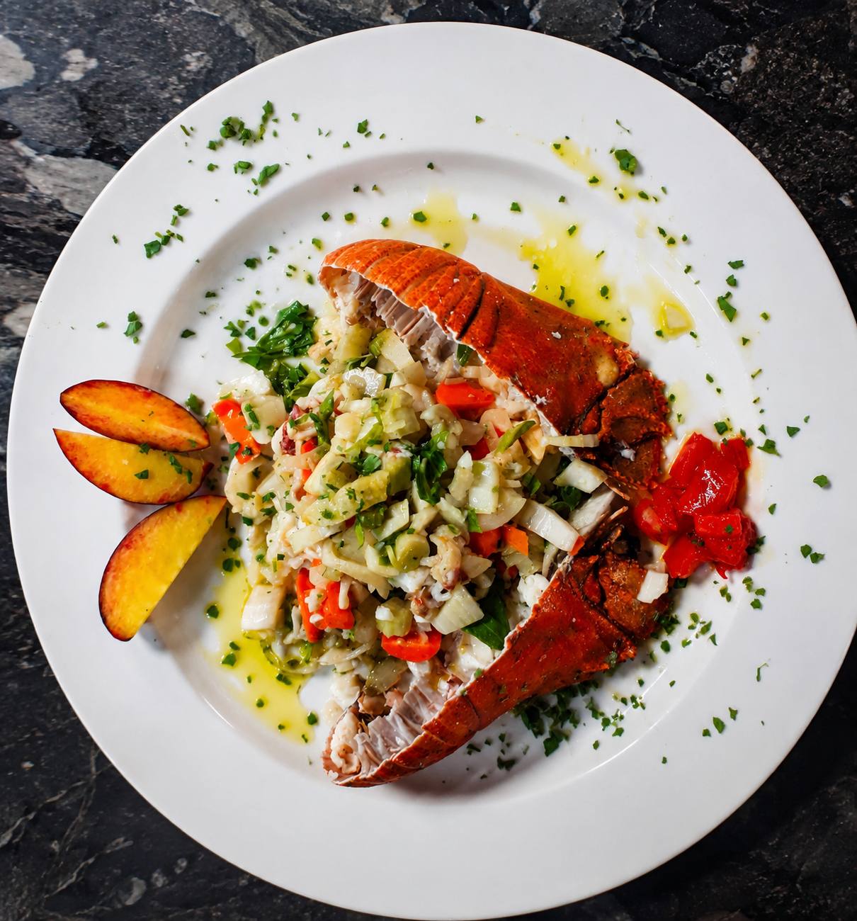 Catalana con aragosta, verdure e frutta servita nel piatto