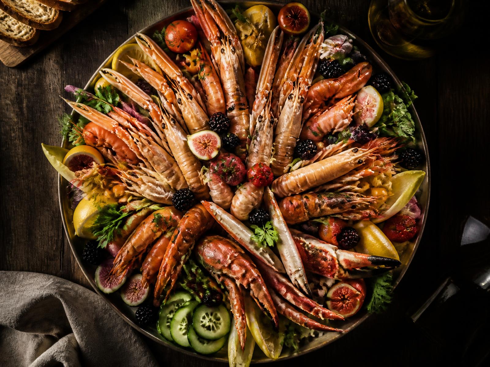 Grande piatto di crostacei con frutta e verdura di stagione