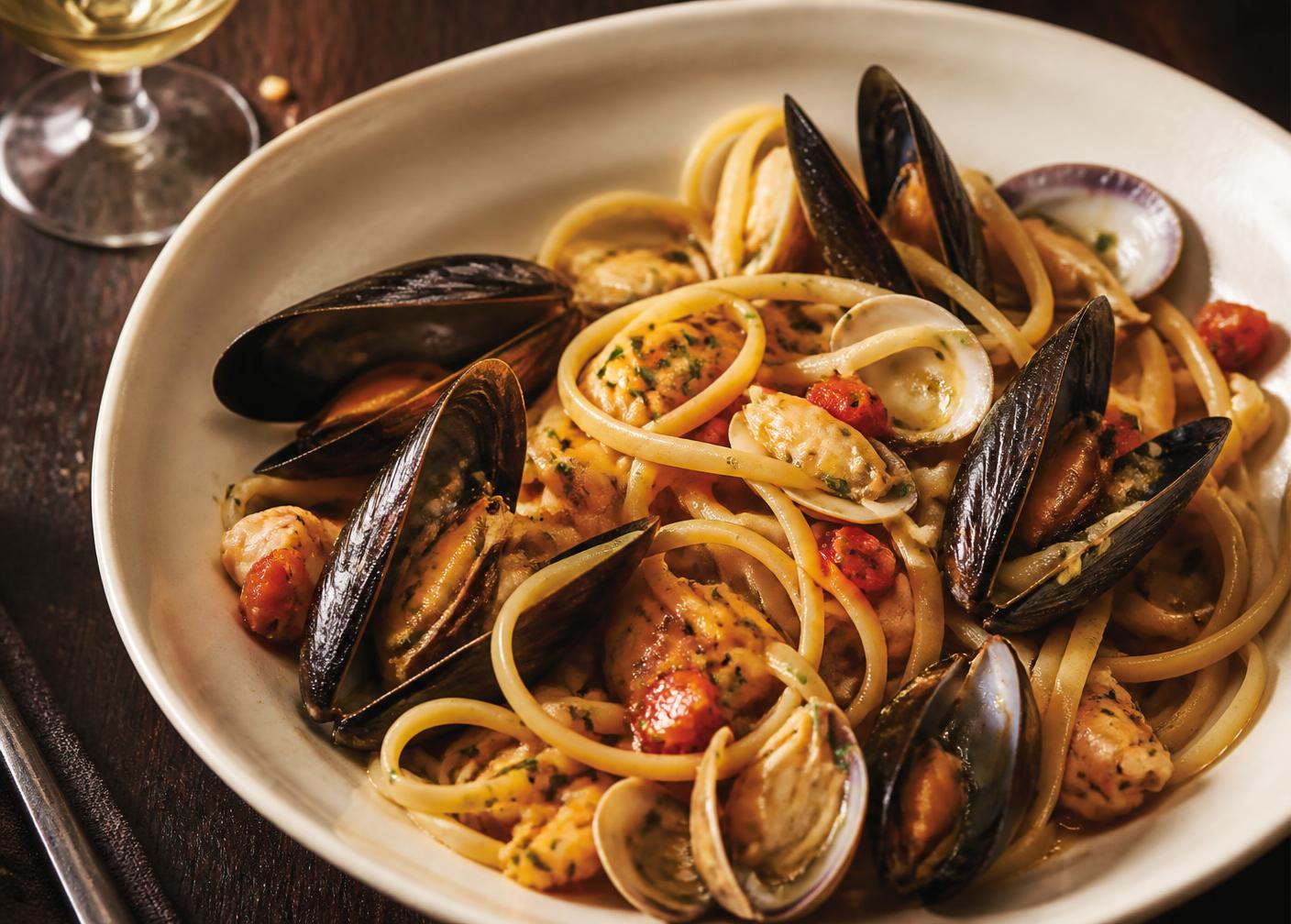 Piatto di linguine allo scoglio con cozze e vongole